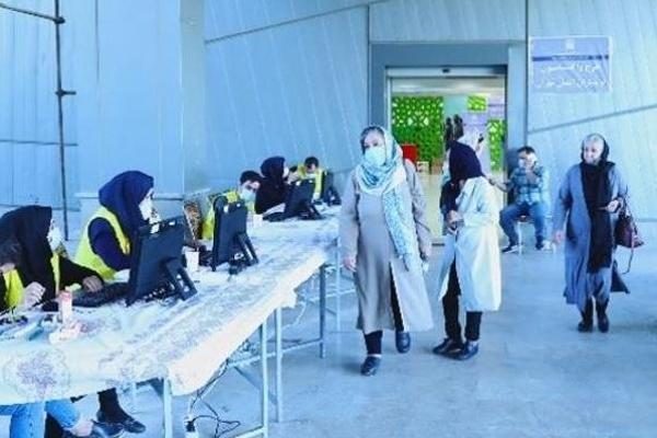 1700 iraniens sont quotidiennement vaccinés conte le COVID 19, au Musée national de la Révolution islamique et de la Défense Sacrée